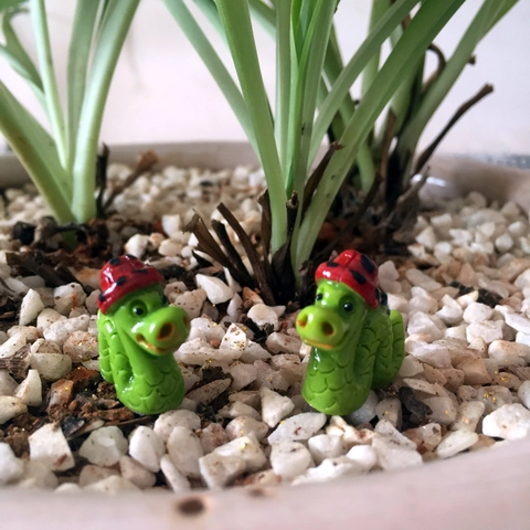 Cartoon Grüner Drache Mikrolandschaft Figur Harz Mini Tier Ornament Mit Rotem Hut Für Topfpflanzen Sukkulenten Deko