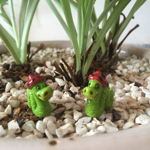 Cartoon Grüner Drache Mikrolandschaft Figur Harz Mini Tier Ornament Mit Rotem Hut Für Topfpflanzen Sukkulenten Deko