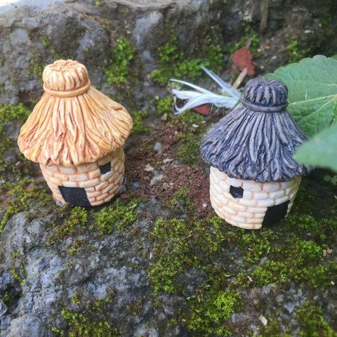 Miniature Thatched House Hut Resin Craft Micro Landscape Ornament DIY Fairy Garden Accessory Terrarium Miniature House Figurine Home Decoration