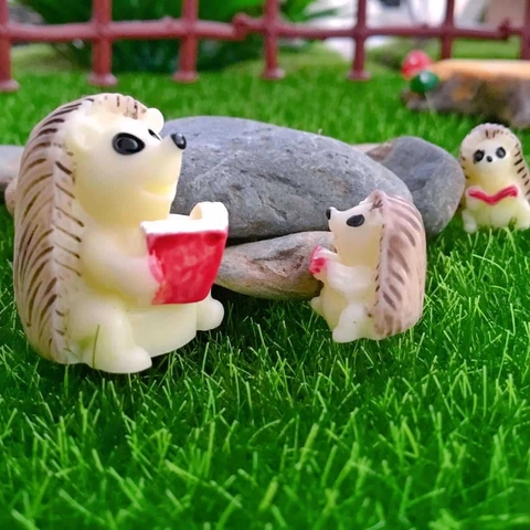 Statuine Miniatura Igel in Resina che Leggono un Libro Statuette a Cuore per Decorazione Micro Paesaggio Giardino Piante Grasse