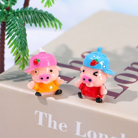 Cute Strawberry Hat Pig Resin Figurine Micro Landscape Decoration Cartoon Mini Pig Statue For Home Desk Car Interior Decor Ornaments