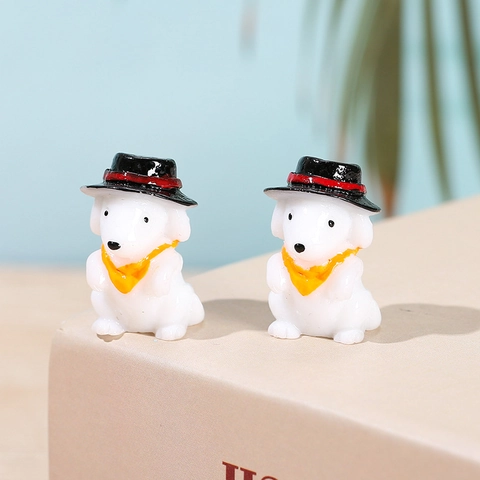 Mini Weißer Hund Harzfigur Mit Schwarzem Hut Gelbem Schal Cartoon Mikro Landschaft Bonsai Schreibtisch Dekofigur Geschenk
