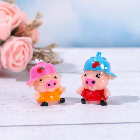 Cute Strawberry Hat Pig Resin Figurine Micro Landscape Decoration Cartoon Mini Pig Statue For Home Desk Car Interior Decor Ornaments