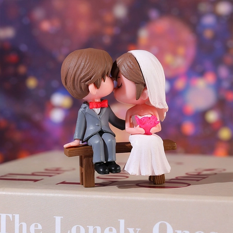 Cartoon Wedding Couple Figurines Micro Landscape PVC Resin Groom Bride Statues For Home Office Desk Cake Decoration Romantic Gift
