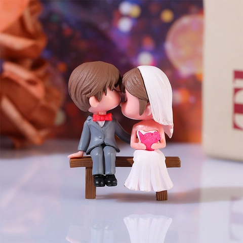 Cartoon Wedding Couple Figurines Micro Landscape PVC Resin Groom Bride Statues For Home Office Desk Cake Decoration Romantic Gift