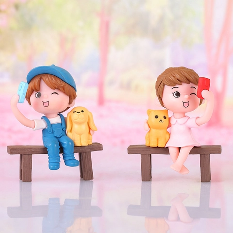 PVC Couple Selfie Figurines With Stool Creative Resin Desktop Miniature Ornaments Sweet Atmosphere Decor Gift For Home Car Office