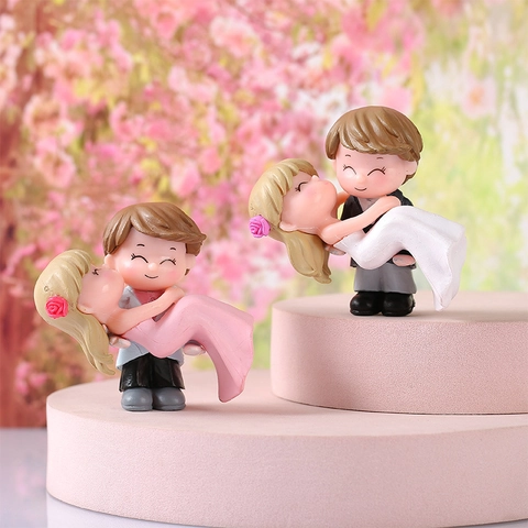 Figurine Romantiche di Coppia Sposo che Porta la Sposa Topper per Torta Nuziale in Resina Decorazioni Micro Paesaggio