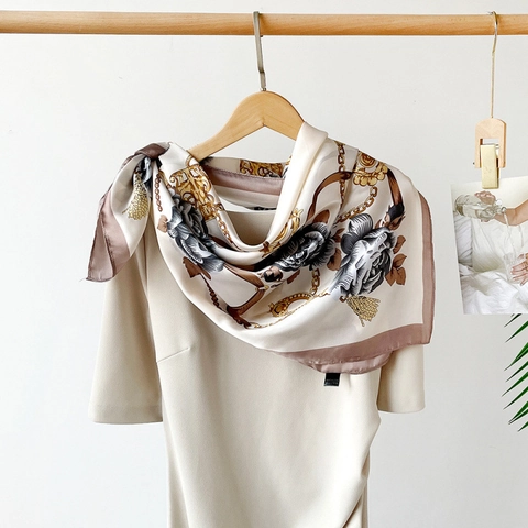 Pañuelo Cuadrado de Satén Estilo Vintage Francés Estampado Floral Cadena Oro Chal Lujoso Pañuelo Cabeza Ligero para Mujer Accesorio Moda