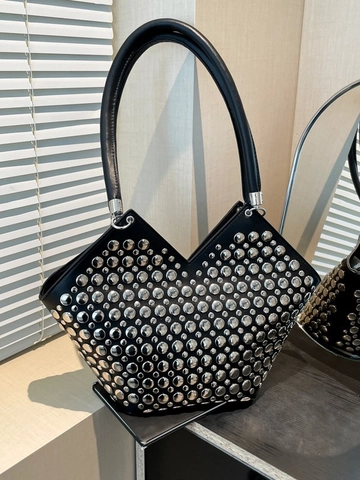 Punk Stil Besetzt Kunstleder Schultertasche Für Damen Trendy V-Schnitt Unterarm Tote Tasche Mit Silbernen Nieten Mode Handtasche