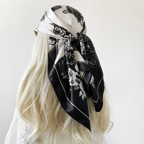Elegante Foulard Quadrato in Satin con Stampa a Rose Stile Francese Grande Bandana da Donna Moda Simil Seta Sottogola Sciarpa Collo Poliestere
