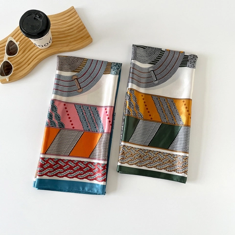 Carré de Soie en Satin pour Femme Imprimé Équestre Rétro Bandana Élégant Foulard en Polyester Accessoire de Mode Voyage