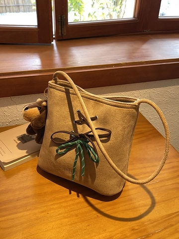 Borsa Secchiello Scamosciata da Donna Decorazione Fiocco Borsa a Spalla Con Ciondolo Peluche Borsa da Pendolare Versatile