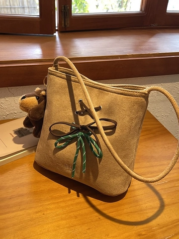 Borsa Secchiello Scamosciata da Donna Decorazione Fiocco Borsa a Spalla Con Ciondolo Peluche Borsa da Pendolare Versatile