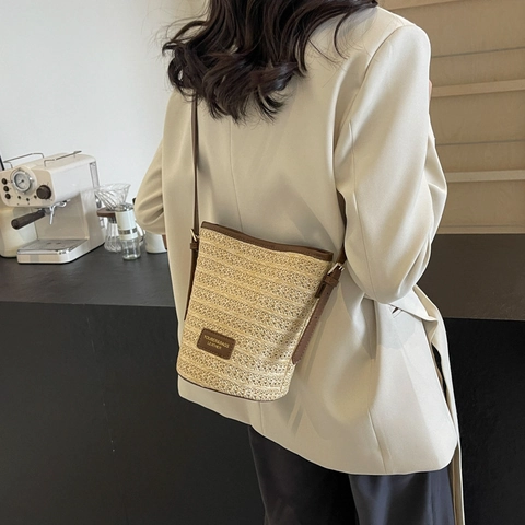 Borsa a Secchiello in Paglia da Donna Intrecciata a Mano per Spiaggia Estiva con Rifiniture in Pelle PU e Tracolla Regolabile
