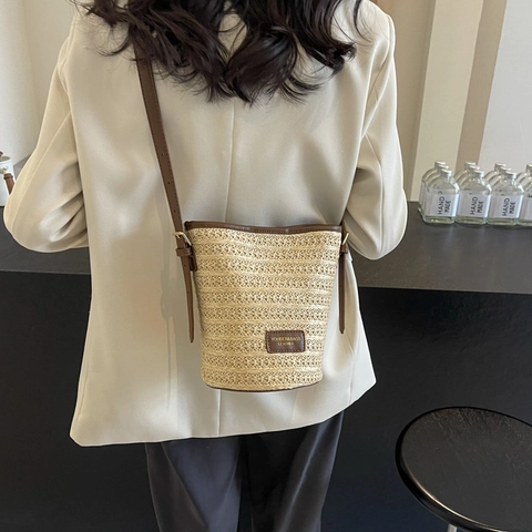 Borsa a Secchiello in Paglia da Donna Intrecciata a Mano per Spiaggia Estiva con Rifiniture in Pelle PU e Tracolla Regolabile