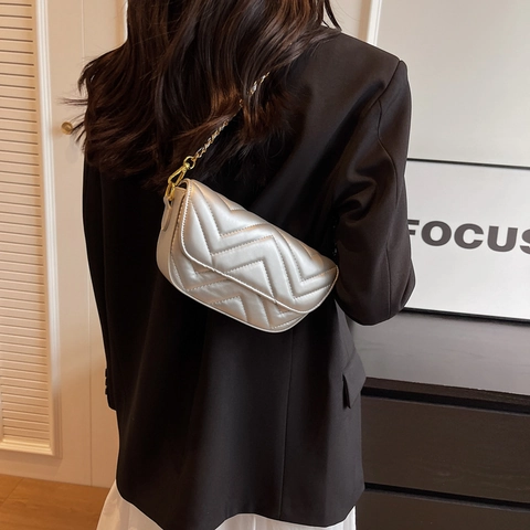 Women V-Quilted PU Leather Shoulder Bag Chevron Pattern Gold Chain Strap Crossbody Bag Small Fashion Square Bag Daily