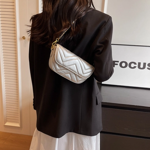 Women V-Quilted PU Leather Shoulder Bag Chevron Pattern Gold Chain Strap Crossbody Bag Small Fashion Square Bag Daily