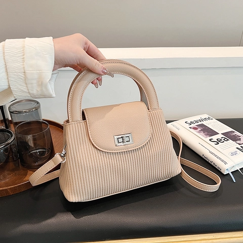 Borsa a Mano da Donna in Pelle PU Semplice con Pieghe a Strisce Verticali Chiusura a Girello in Metallo Argento Borsa a Tracolla alla Moda