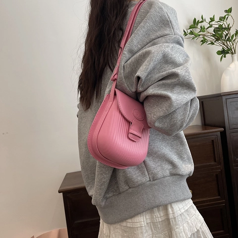 Damen PU Leder Schultertasche Vertikale Rippenstruktur Kleine Quadratische Umhängetasche Klappendeckel Verstellbarer Riemen