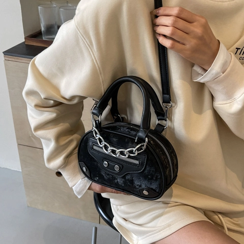 Damen Chic PU Leder Punk Nieten Umhängetasche Silberkette Dekor Mini Boston Handtasche Für Freizeit Reise Party Zubehör