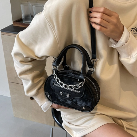 Damen Chic PU Leder Punk Nieten Umhängetasche Silberkette Dekor Mini Boston Handtasche Für Freizeit Reise Party Zubehör