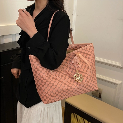 Bolso Tote de Gran Capacidad para Mujer Monograma M Cuero Sintético Bolso de Hombro Con Colgante de Metal Moda Oficina