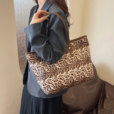 Bolso Tote de Gamuza con Estampado de Leopardo Vintage Occidental para Mujer Gran Capacidad Bolso de Hombro Casual con Remaches de Metal