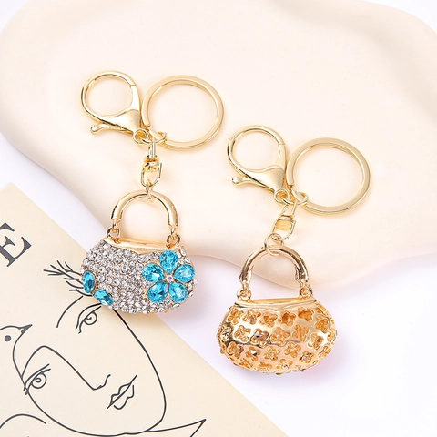 Exquisito Llavero con Forma de Bolso y Flor de Strass Colgante de Bolso de Aleación para Mujer Regalo de Accesorio de Moda