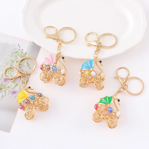 Elegante Portachiavi in Metallo a Forma di Carrozzina con Cigno Pendente in Smalto e Strass per Zaino Auto Borsa Gioielli Regalo Donna