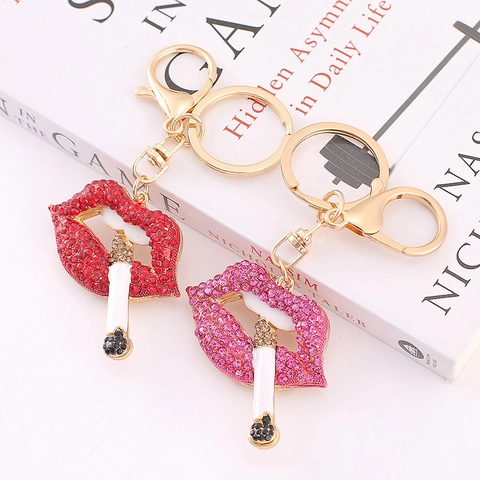 Portachiavi Sexy Labbra Rosse con Sigaretta in Strass Pendaglio Borsa a Bocca Bling in Metallo Gioiello Regalo per Donna