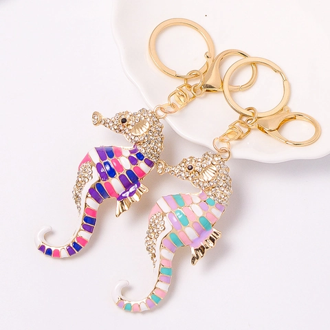 Llavero de Caballito de Mar con Diamantes de Imitación para Mujer Aleación de Zinc Esmalte Animal Adorno de Bolso Chapado en Oro
