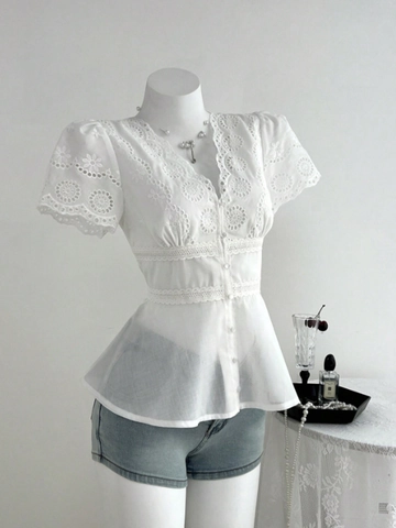 Damen V-Ausschnitt Kurzarm Weiße Bluse Hohl Geschnitten Stickerei Spitze Peplum Saum Einreihig Baumwollmischung Sommer Tops