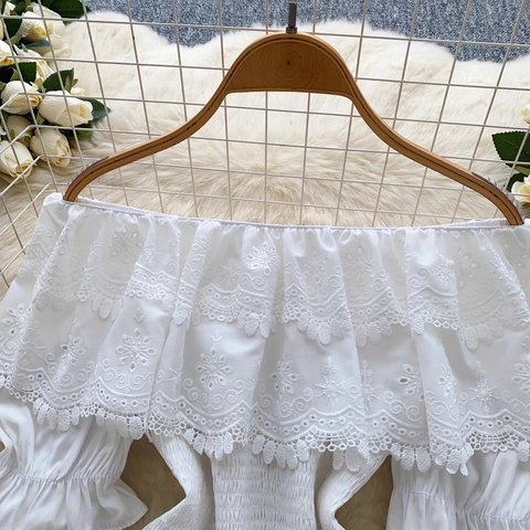 Damen Elegant Schulterfrei Weiß Spitze Bluse Bestickt Ausschnitt Rüschen Gezackte Taille Puffärmel Romantisch Sommer Top