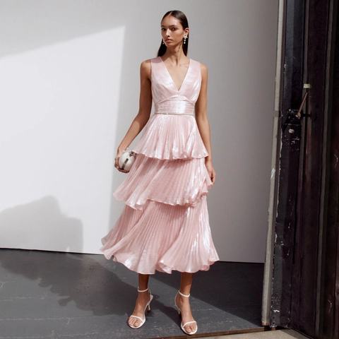 Elegantes Pleated Tiered Maxi Kleid Tiefer V-Ausschnitt Metallischer Schimmer Ärmellos Party Abendkleid Mit Strass Gürtel Rosa