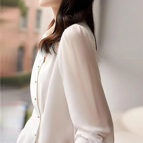 Damen Elegantes Satin Langarmhemd V-Ausschnitt Asymmetrische Goldene Knöpfe Bluse Slim Fit Einfarbig Büro Dame Pendeln Top