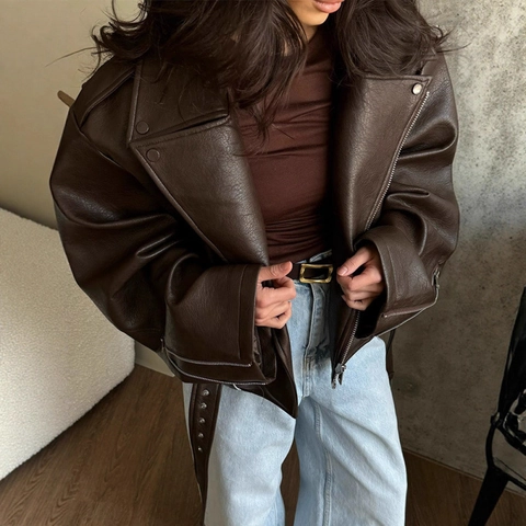 Damen Retro Tiefbraune PU Leder Motorradjacke Oversized Reverskragen Kurzer Biker Mantel Mit Gürtel Und Reißverschluss Herbst Mode Oberbekleidung