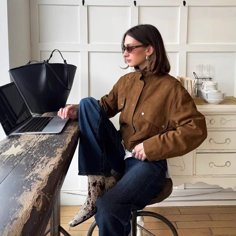 Giacca da Donna Vintage in Camoscio Marrone con Collo Rialzato Cappotto Corto Retro Utility con Grandi Tasche con Patta e Bottoni Argento