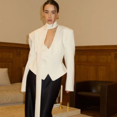 Elegante Minimalistische Witte Blazer Met Sjaalkraag Schoudervulling Lange Mouwen Strikband Kort Pak Top Voor Dames