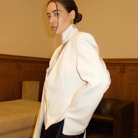 Elegante Minimalistische Witte Blazer Met Sjaalkraag Schoudervulling Lange Mouwen Strikband Kort Pak Top Voor Dames
