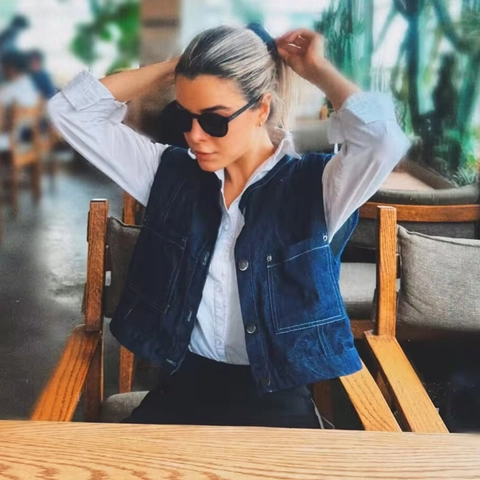 Damen Casual Denim Look Weste Ärmelloses Top Rundhals Kontrastnähte Große Taschen Einreihige Polyester Weste