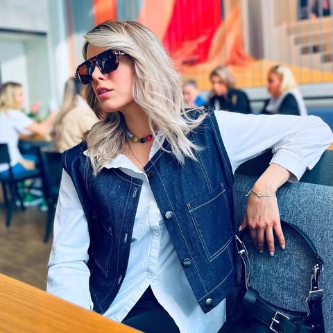 Damen Casual Denim Look Weste Ärmelloses Top Rundhals Kontrastnähte Große Taschen Einreihige Polyester Weste