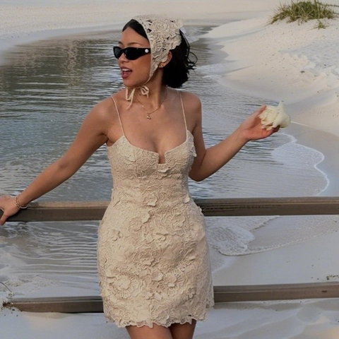 Κομψό Μπεζ 3D Floral Δαντελένιο Mini Φόρεμα Camisole για Γυναίκες Καλοκαιρινό Beach Resort Style Εξώπλατο V-Λαιμόκοψη Φόρεμα Άλφα
