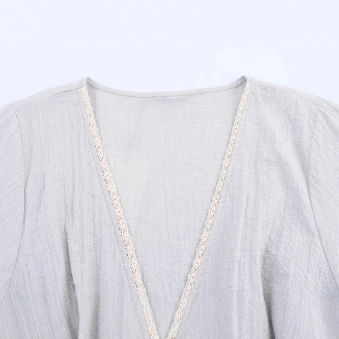 Elegante Damen Langarm Stickerei V-Ausschnitt Spitze Bluse Grau Strukturierte Schößchen Saum Top Mit Holzperlen Boho Stil Hemd