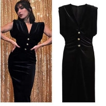 Eleganter Schwarzer Koreanischer Samt Ärmelloses Maxikleid Für Damen Mit V-Ausschnitt Schulterpolstern Und Goldknöpfen Dekoration