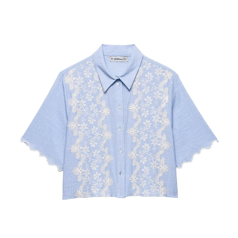 Damen Hellblau Kurzarm Hemd Weiße Blumenstickerei Wellenkante Lockerer Knopf Bluse Top Für Den Sommer