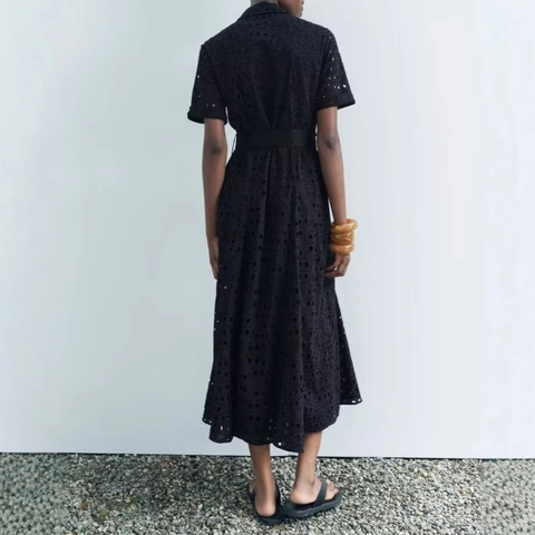 Damen Schwarz Lochstickerei Hemdblusenkleid Kurzarm Knopfleiste Revers A-Linie Midi Kleid Mit Gürtel Elegant Baumwollmix