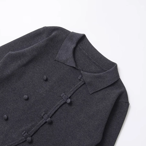 Damen Strickjacke Im Neo-Chinesischen Stil Kurz Geschnitten Polo Kragen Dunkelgrau Langarm Asymmetrische Knebelschalter Pullover