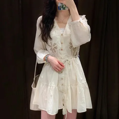 Damen Sommer Langarmkleid mit Blumenstickerei V-Ausschnitt Böhmisch Gestufter Saum Rahmweiß Elegantes Midi-Kleid