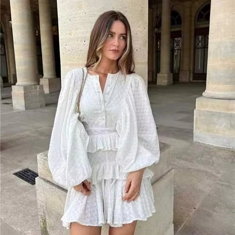 Damen Casual V-Ausschnitt Laternenärmel Gestufter Rüschen Minikleid Weiß Elegant Strukturierter Puffärmel Knopf Kurz Kleid