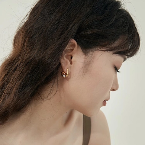 Orecchini a Bottone con Curva Geometrica Minimalista per Donna in Rame con Zirconia Intarsiata Placcati Oro e Argento